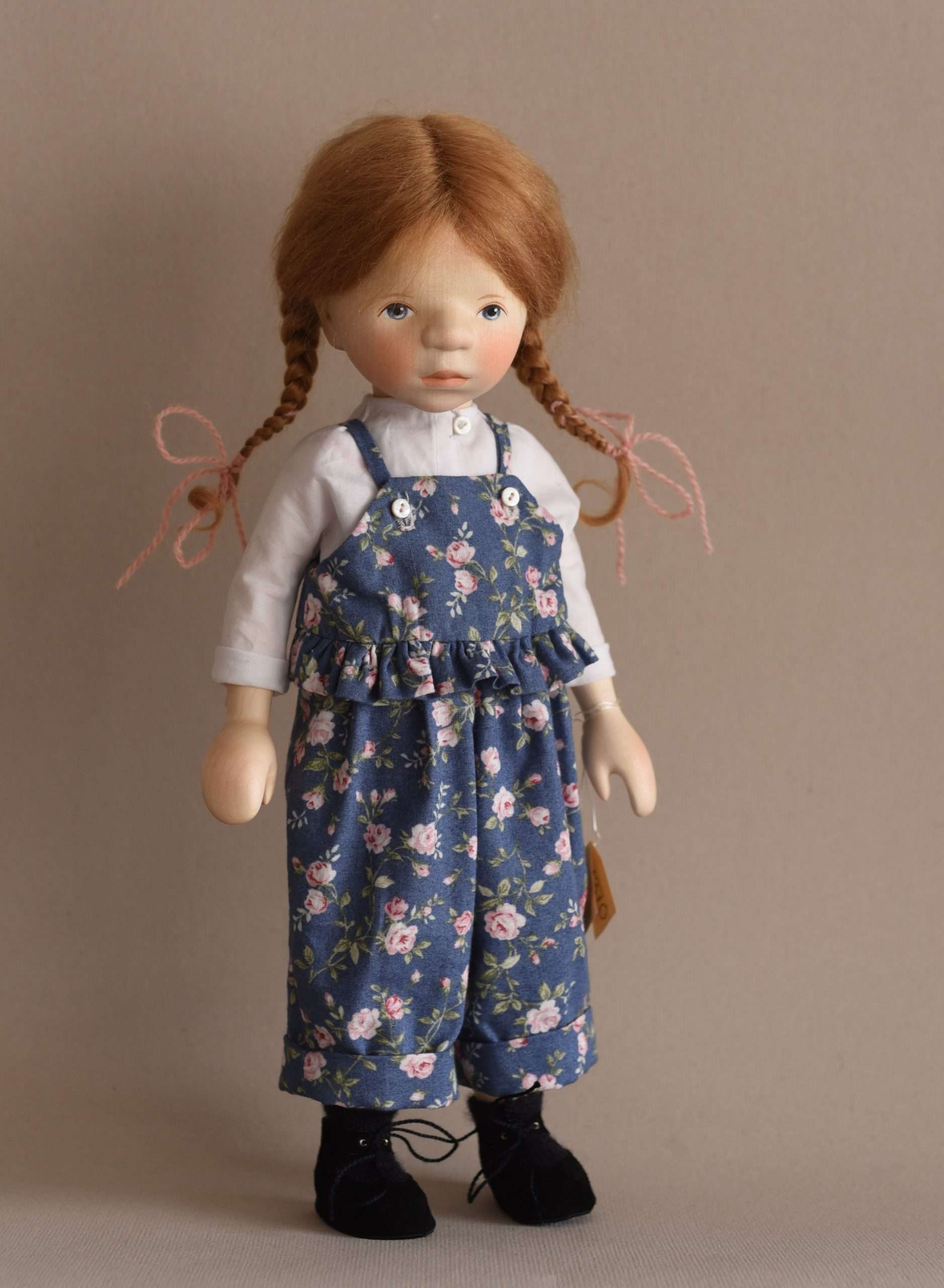 Wooden doll H370