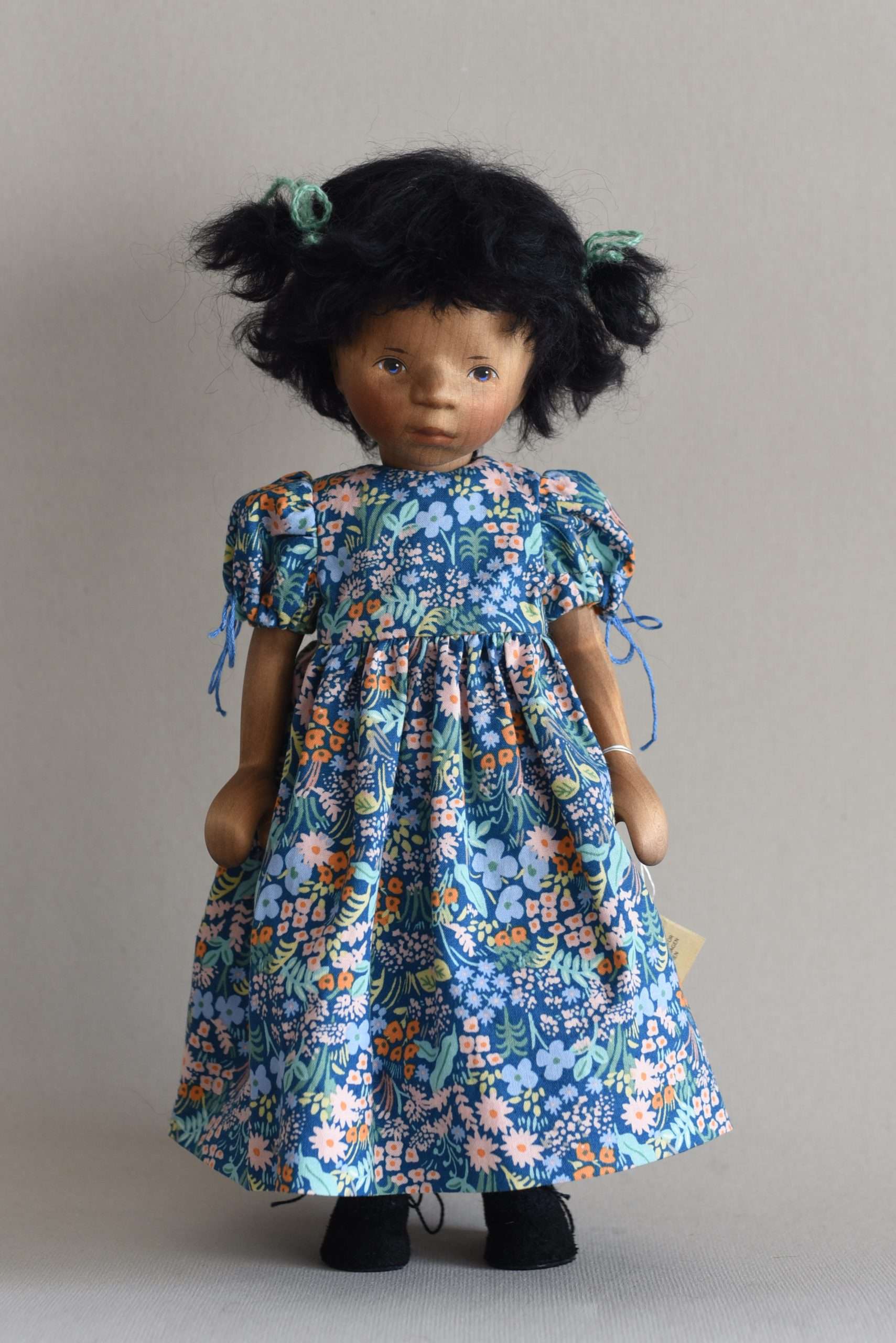 Wooden doll H373e
