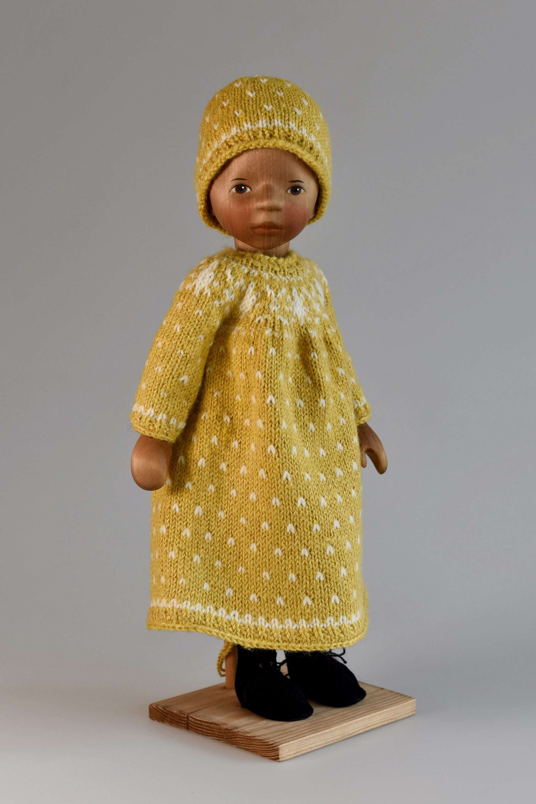 Wooden doll H394e